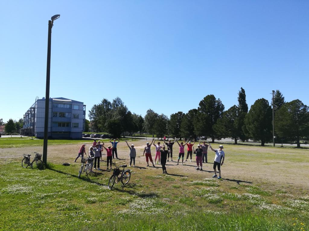Pihajumpat Ihmisiä puistossa iloisena jumpan jälkeen.