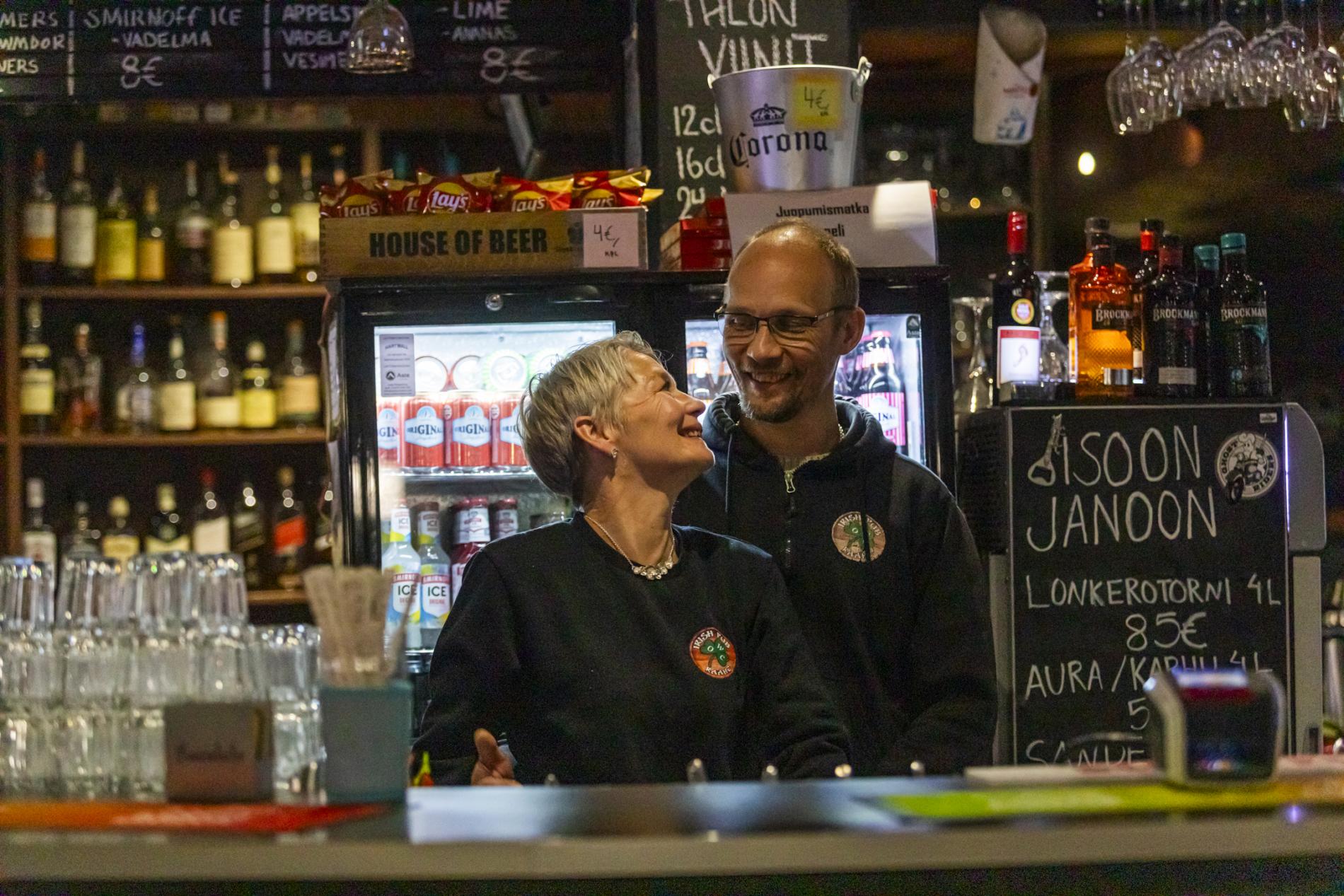 Kirsi ja Esa irkkupubin tiskin takana. Kuva: Jaakko Mylly