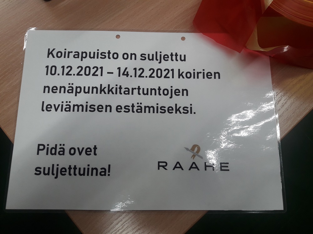 Koirapuisto aukeaa uudelleen 15.12.2021 Koirapuiston kyltti.