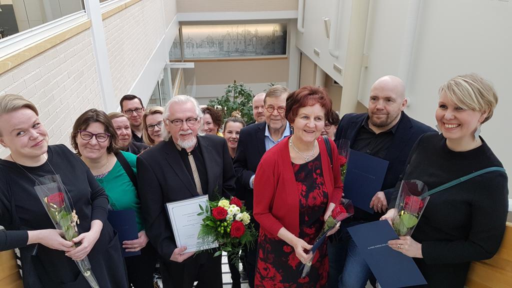 Kuva Heikki Ylikulju. Kuvassa apurahojen saajat.