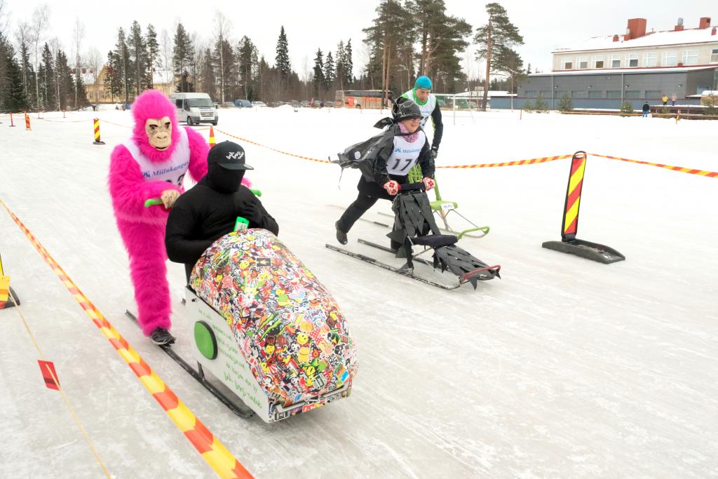Puluvärkki ICE ja potkukelkkailun hyväntekeväisyyshaasteviesti la 16.2. Kuva: Anni Huhtala. Puluvärkki ICE -tapahtuman hyväntekeväisyyshaasteviestin kisailua vuonna 2017.