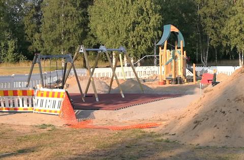 Kyöpelinvuoren puisto korjauksen keskellä heinäkuussa 2018. Kuva: Virpi Stång. Suljettu leikkikenttä, missä korjausvaiheessa olevia lasten leikkitelineitä.