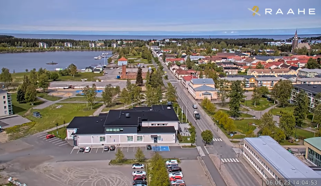 Kuvakaappaus livekameralähetyksestä. Näkymä Tornitalon livekamerasta Rantakadulle.