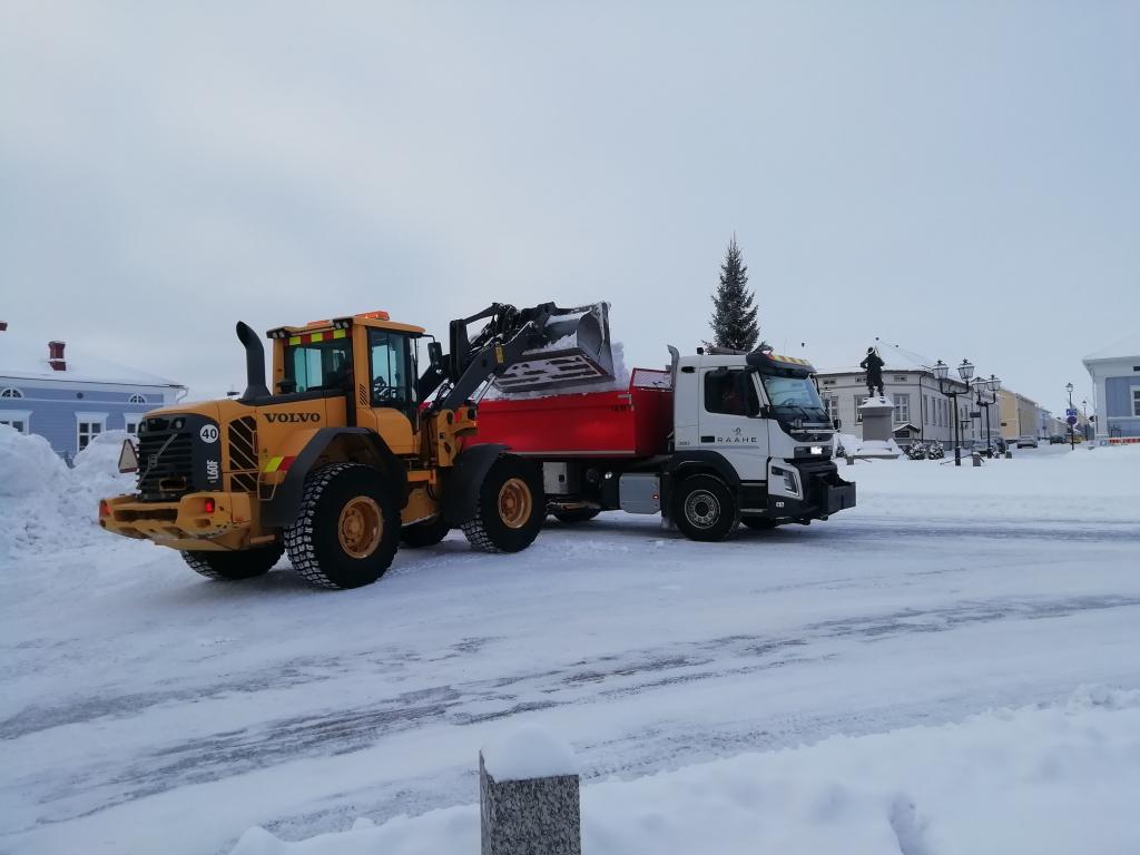 Lumitöitä riittää tänä talvena. Lumen poistoa kaupungista.