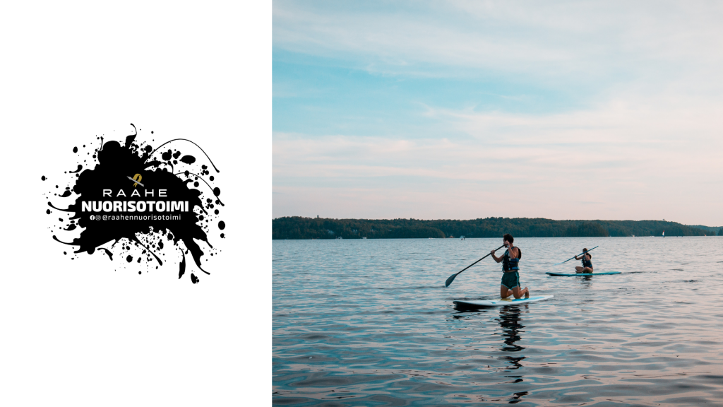 Kuvassa vasemmalla on Raahen nuorisotoimen logo ja oikealla kaksi suppailijaa merellä tai järvellä.
