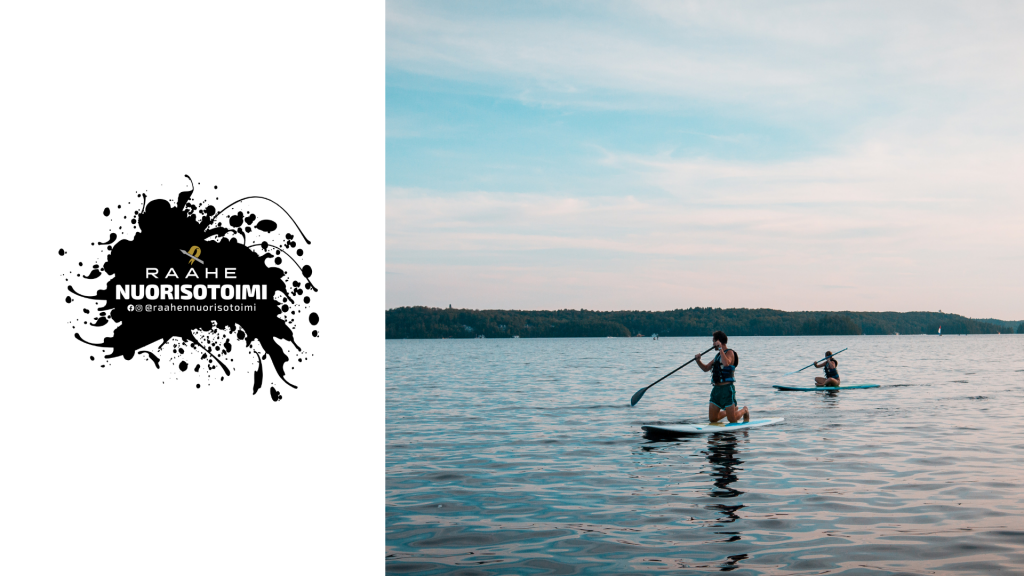 Maksutonta suppailua Vihannissa. Kuva: Sam Forson, brändiltä Pexels, Canva. Kuvassa vasemmalla on Raahen nuorisotoimen logo ja oikealla kaksi suppailijaa merellä tai järvellä.