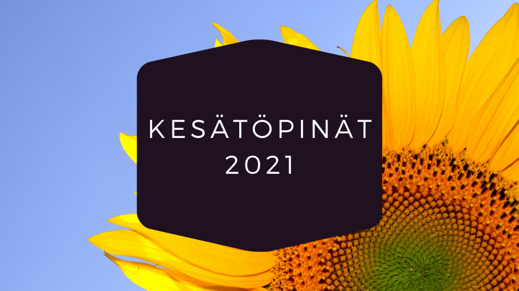 Kesäajan toimintaa nuorille ja lapsille. Kuva: Gallila-Photo, brändiltä pixabay, Canva. Kuvassa taustalla auringonkukka ja taivasta. Etusijalla mustan laatikon sisällä lukee teksti: KESÄTÖPINÄT 2021.
