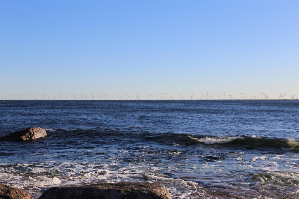 Kuva: Metsähallitus. Havainnekuvassa tuulivoimaloita kaukana merellä.