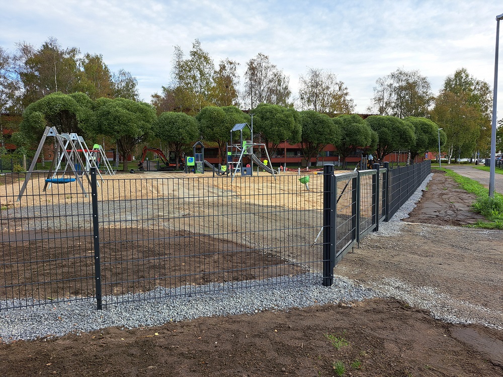 Ollinsaarenpuisto on saanut uuden aidan ja avattu leikkijöille. Ollinsaarenpuiston uusi aita.