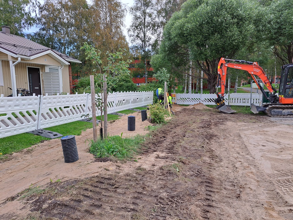Tukeva aita saa betonijalat. Aidan perustuksia rakennetaan.
