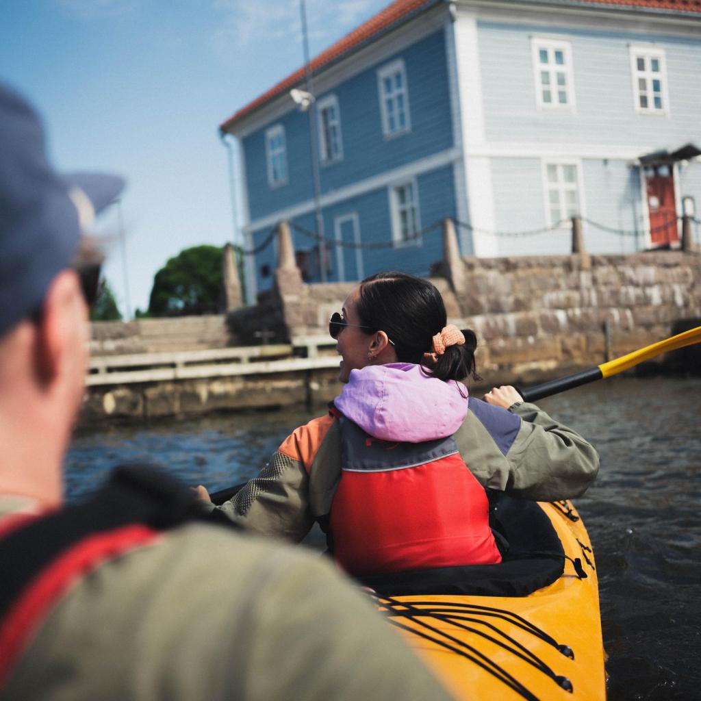 Raahe's unique marine environment offers opportunities for a wide range of outdoor activities. Photo: Adam Eronen Piper, Visit Oulu / Project funding for the development of tourism business recovery. A couple paddling outside The Packhouse museum.