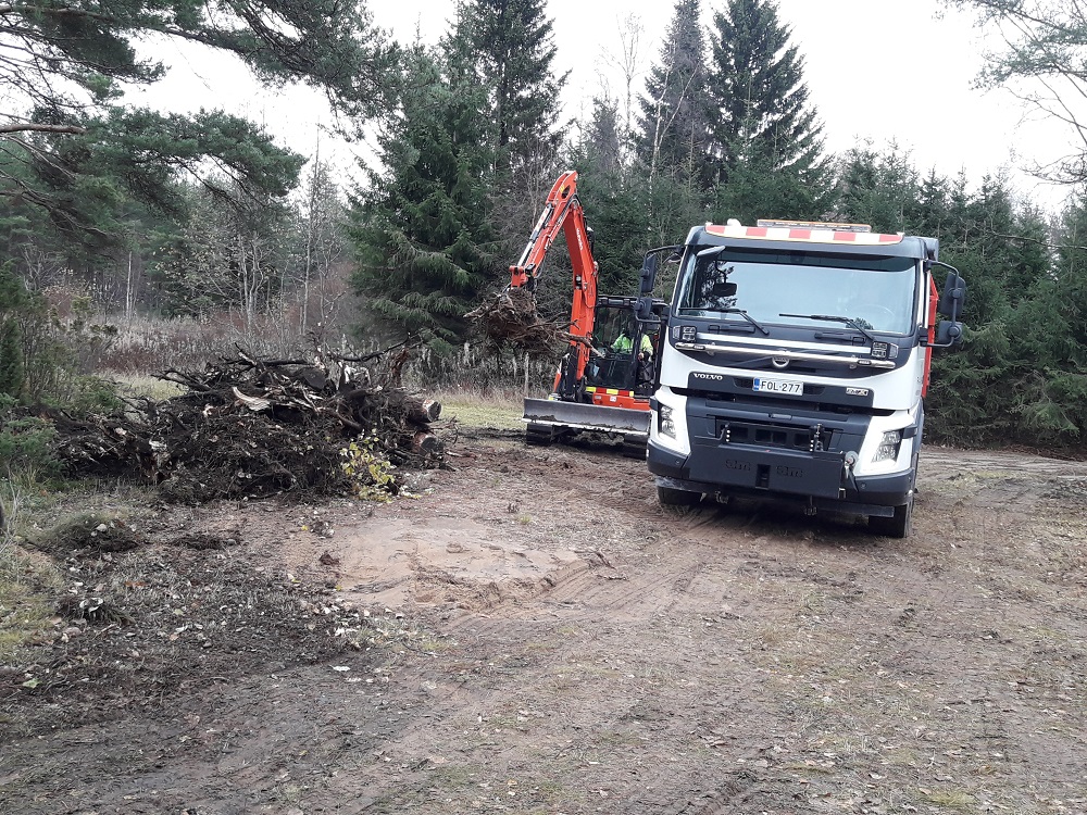 Pohjatöiden tekoa Palonkylänpuistossa. Pohjatöiden raivaamista.
