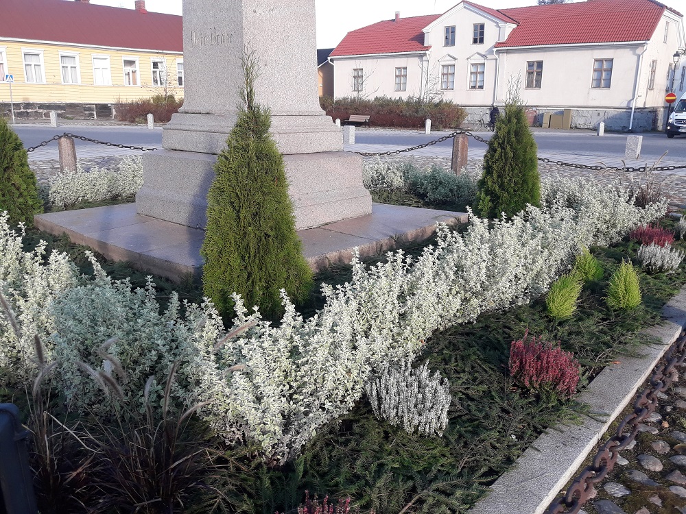 Pekkatorille laitetettu talvisomistus piristää kaamosta. Kuva Tita Haapajoki. Pekkatorin talviasetelmat. Kuva Tita Haapajoki.