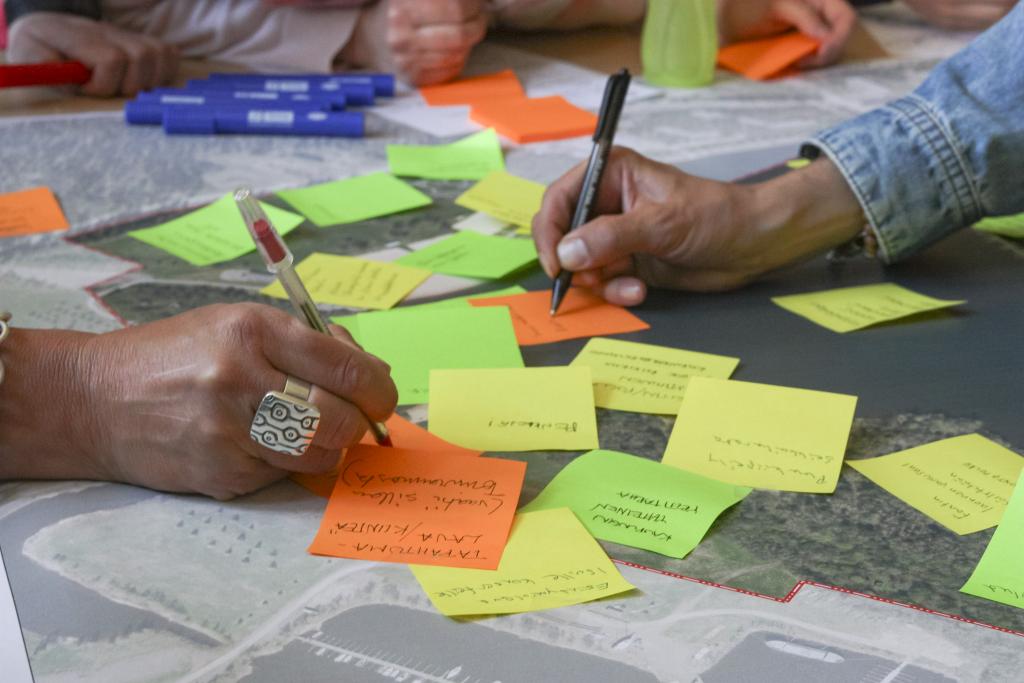 Pikkulahden alueen ensimmäinen suunnittelutyöpaja toteutettiin 26.5.2018. Kuva: Raahen kaupungin arkisto. Mielipiteiden kirjaamista post-it-lapuille, lähikuva pöytätasosta.