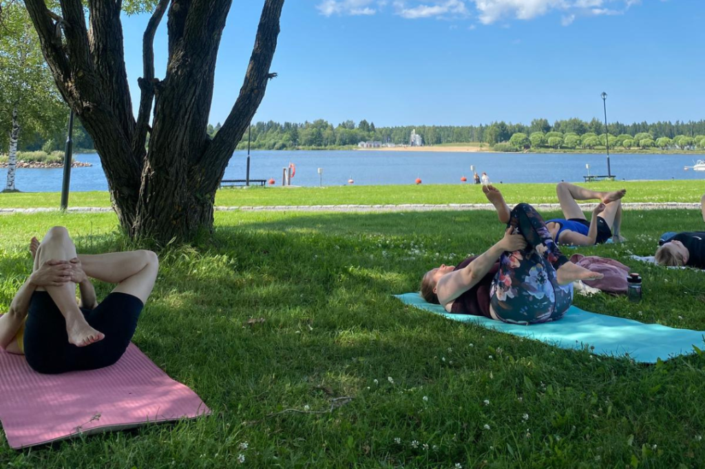Puistojooga Ihmisiä joogaamassa puistossa.