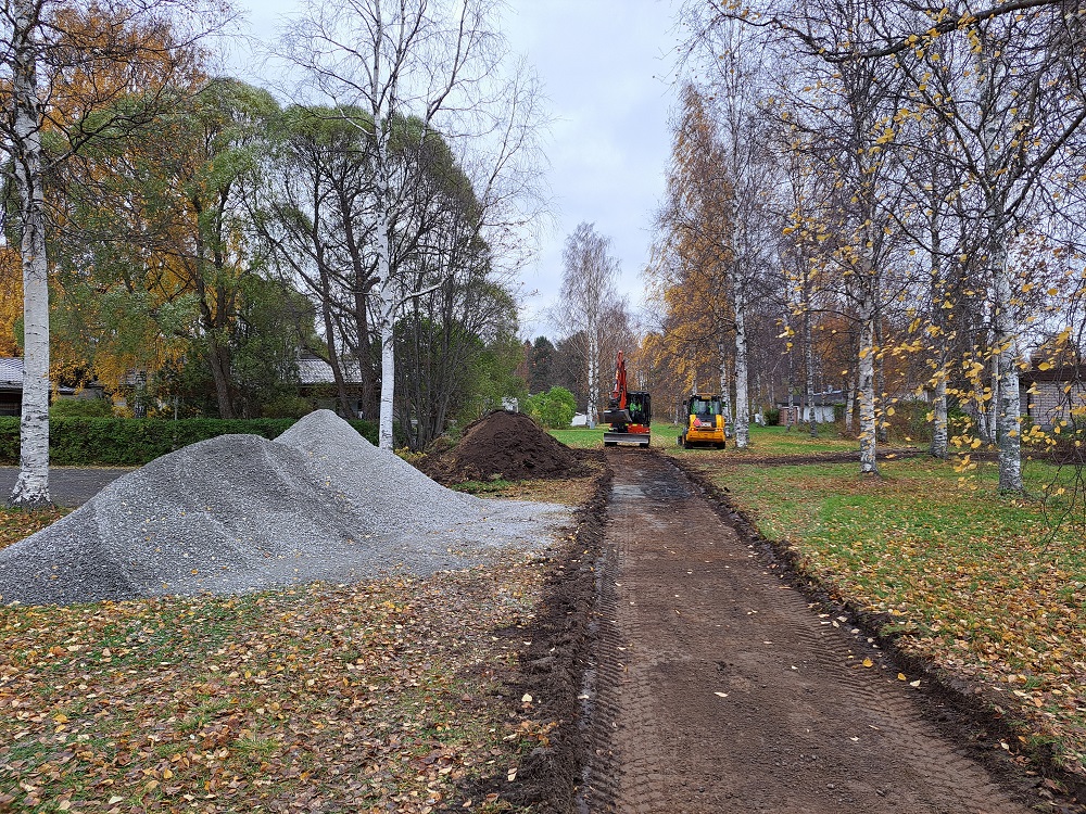 Käytävien alta löytyy yleensä kantava pohja, jonka päälle vaihdetaan uusi pintakerros. Puistokäytävien korjausta.