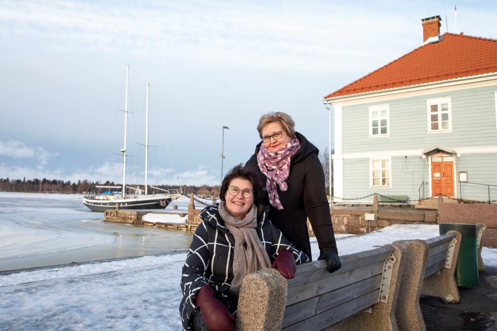 Kuva: Teija Soini. Raahen opetus- ja kasvatusjohtaja sekä opettajien pääluottamusmies talvisessa Raahen museon rannassa.