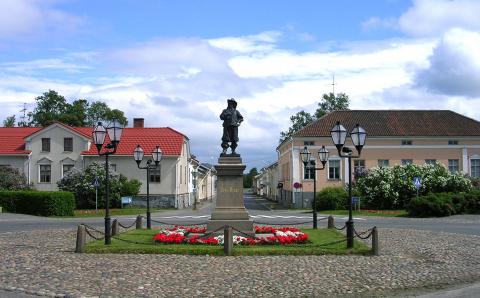 Pehr Brahen patsas kukkien ympäröimänä Raahen Pekkatorilla.