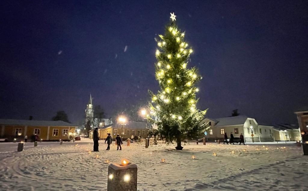 Jouluinen Raahen Pekkatori, keskellä iso valaistu joulukuusi.