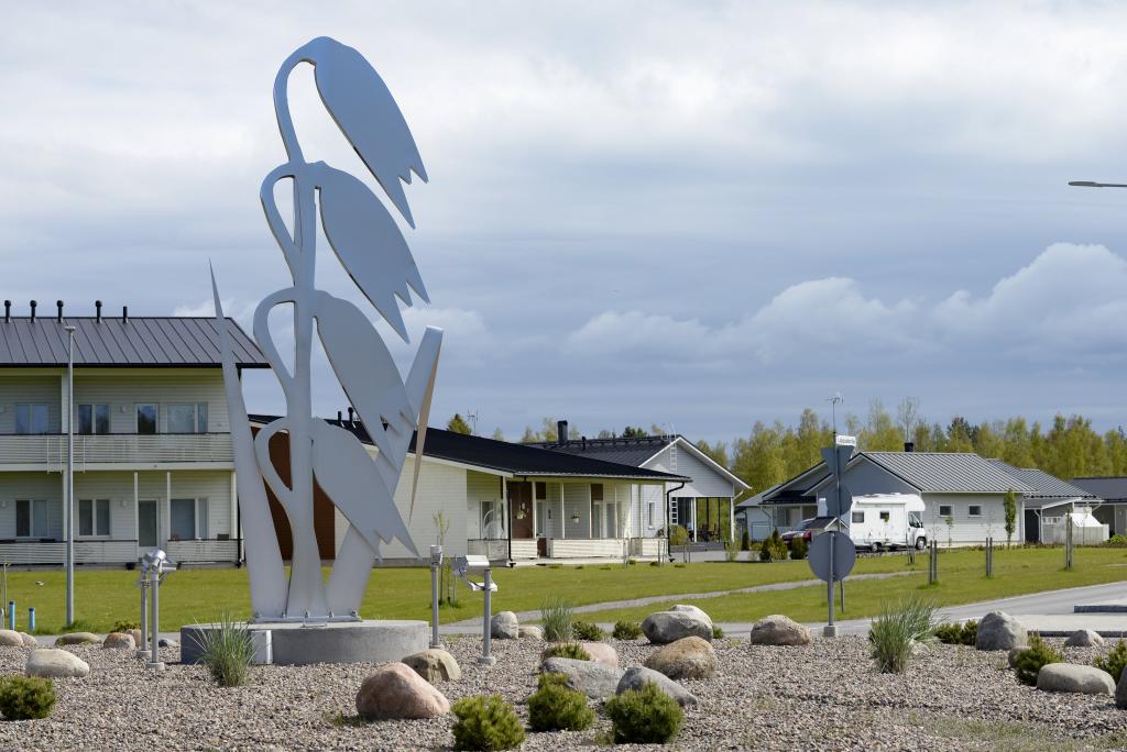 Kuva: Susanna Halonen / Raahen kaupunki. Pyhtilän asuinaluetta, etualalla liikenneympyrä, jossa taideteos.