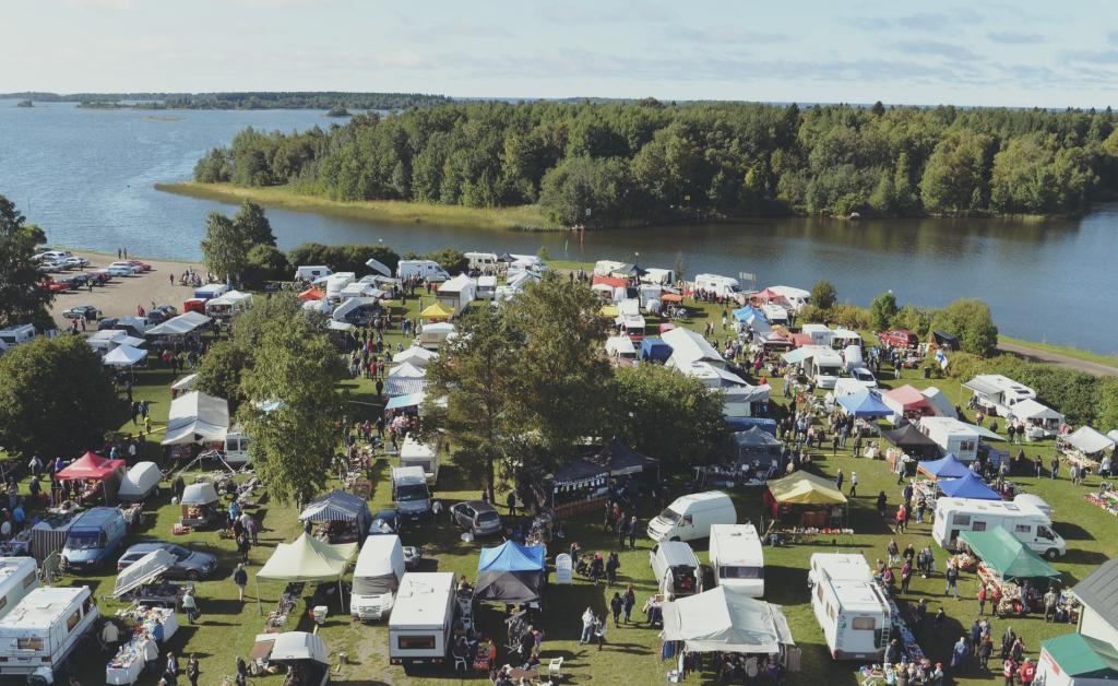 Kuva: Raahen kaupunki. Rompetorimyyjiä aurinkoisella Rantatorilla Raahessa.