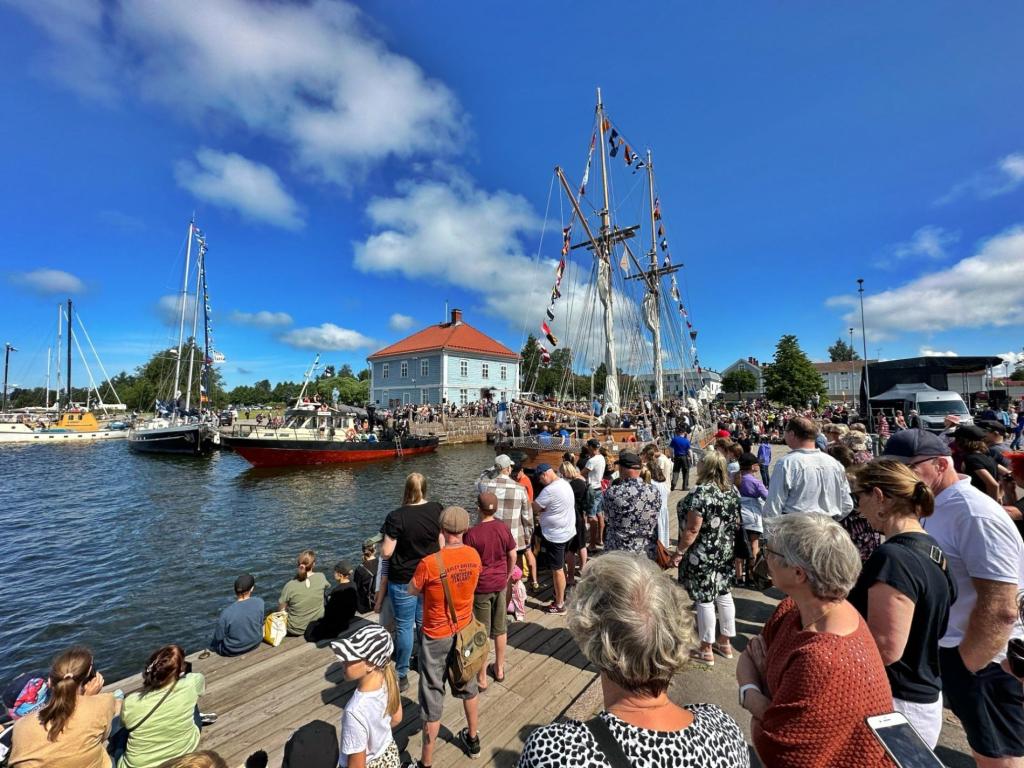 Ihmisiä Museonrannassa Raahen Meripäivien aikaan.