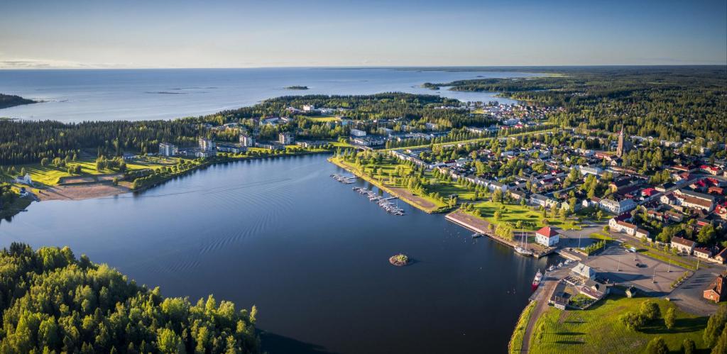 Aerial photograph of the Raahe, Pikkulahti area in the summer.