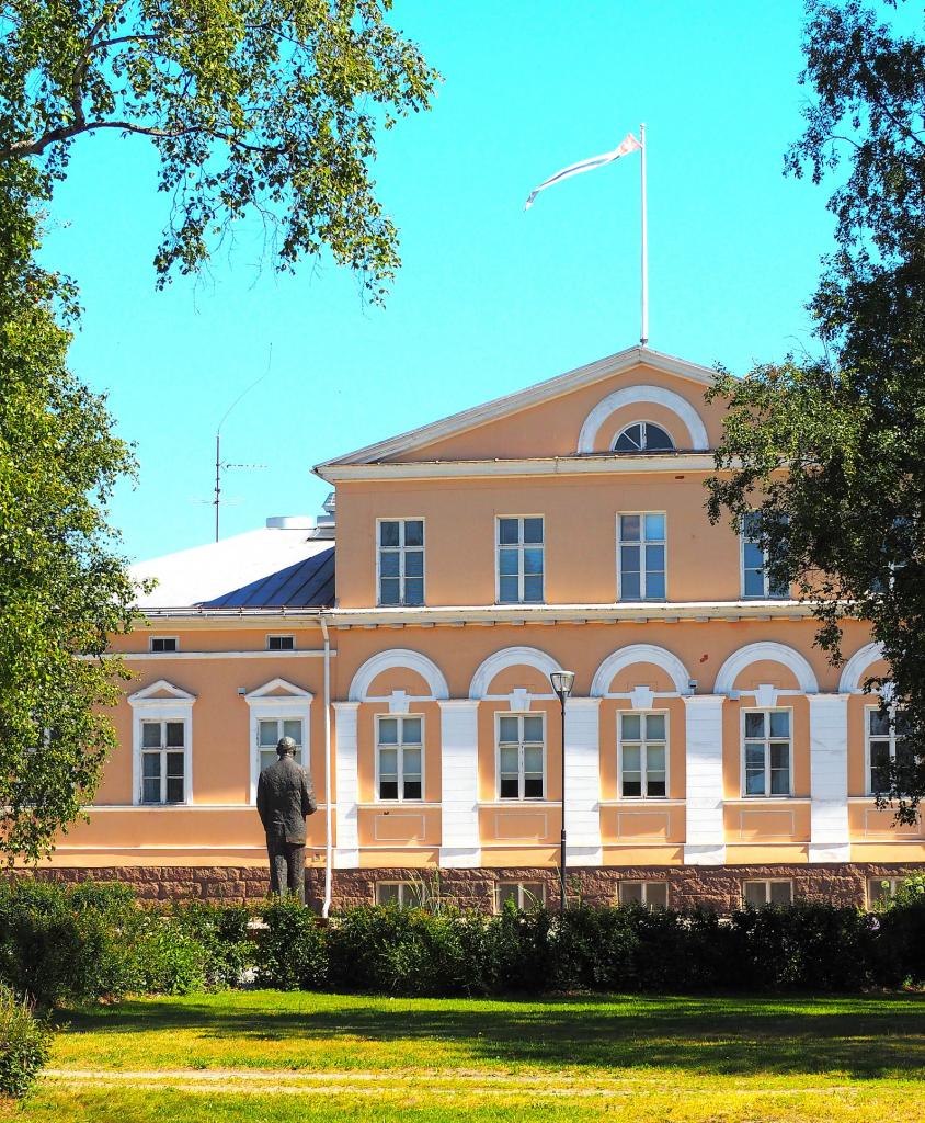 Kuva: Raahen kaupunki. Raatihuone kesäisenä päivänä.