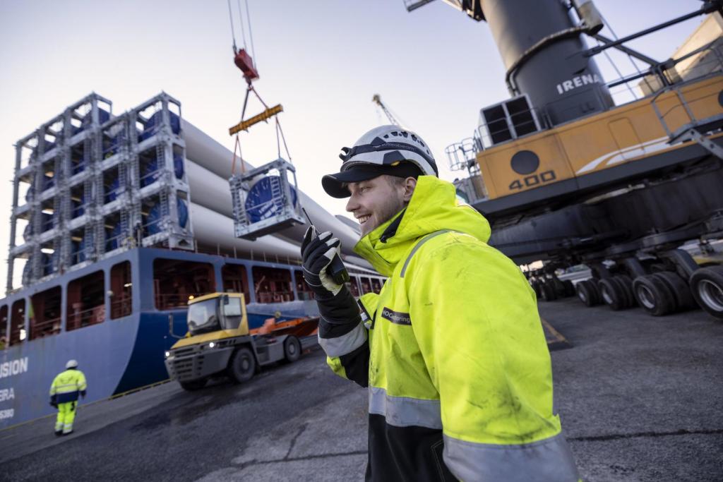 Satamat ovat tuulivoimapuistojen rakentamisessa tärkeässä roolissa. Raahen satama on Suomen suurin maatuulivoimakomponenttien tuontisatama. Kuva Harri Tarvainen Kuva Raahen Sataman laiturissa olevasta laivasta, jota lastataan.