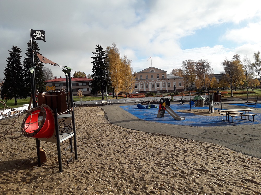 Raatihuoneen leikkipuisto on keskeisellä paikalla. Raatihuoneen leikkipuisto.