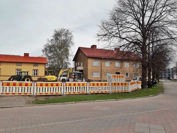 Kuva: Raahen kaupunki. Työkoneita Reinilänpuistossa aidatulla työmaa-alueella.