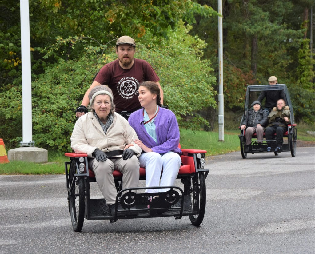 Kuva: Pyöräliitto/Mira Kokko Kaksi riksaa joiden kyydissä kaksi ihmistä kummassakin.