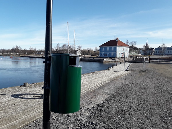 Jokainen roskis on myös koirankakkaroskis. Roska-astia.