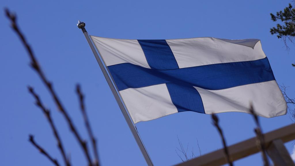 Kuva: Raahen kulttuuripalvelut. Suomen lippu liehumassa.