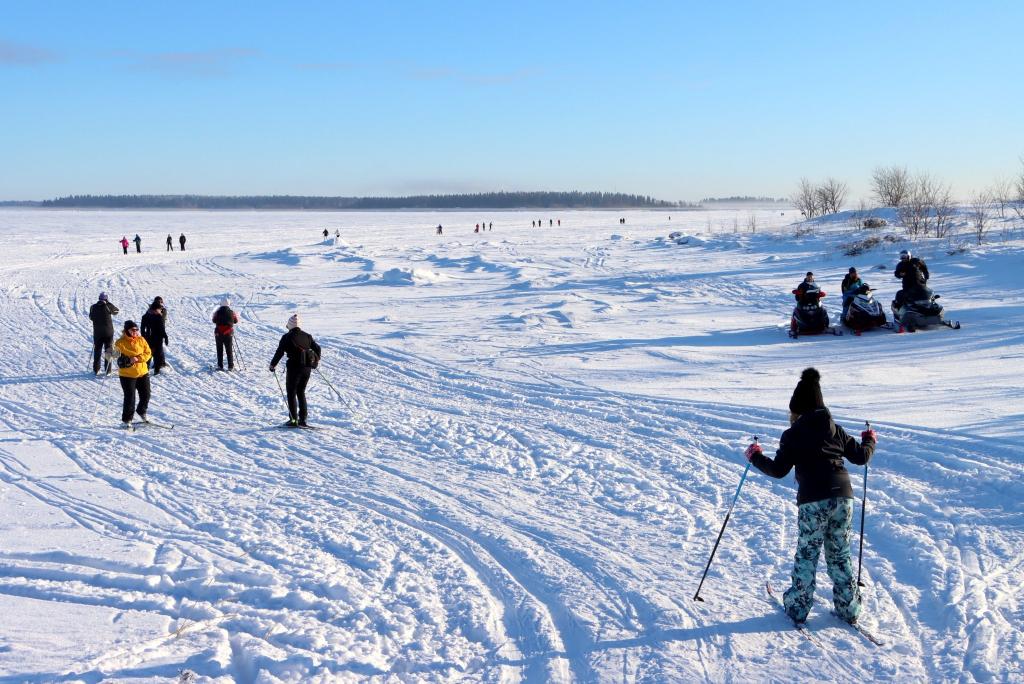 Hiihtäjiä jäällä.