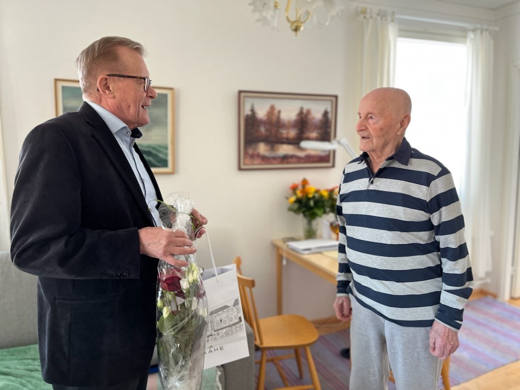 Kauko Lumiaho onnittelee Oiva Kalliokuljua. Kuva: Annekristiina Tuovinen Kauko Lumiaho ja Oiva Kalliokulju.