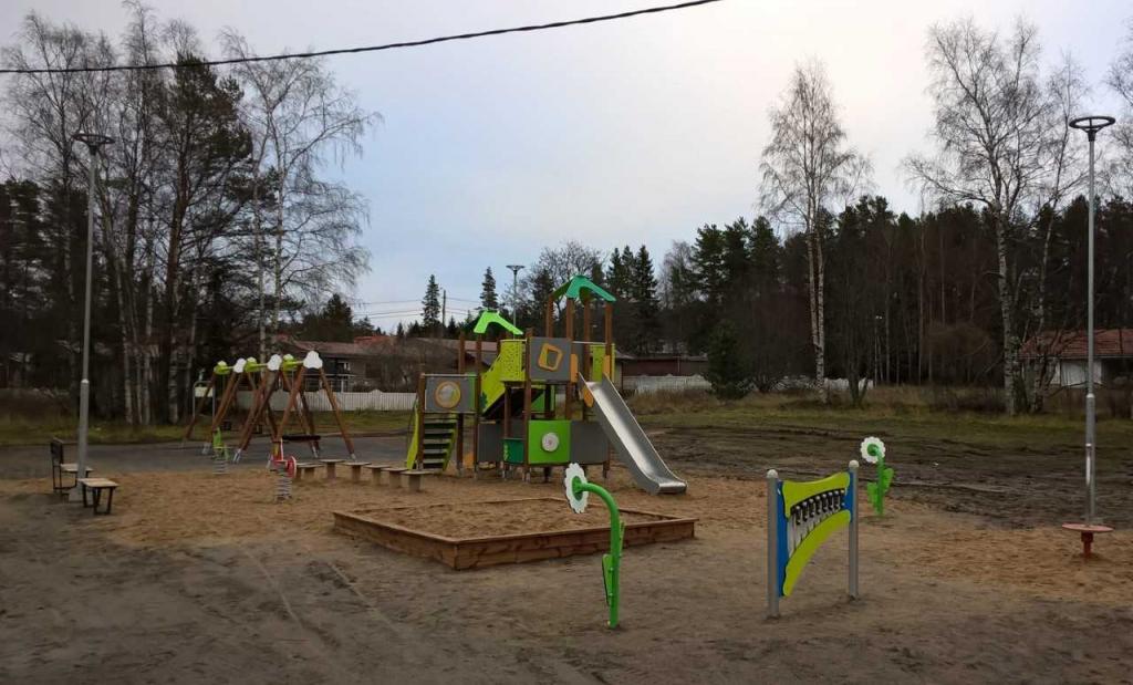 Tikkamäen leikkipuisto. Kuva: Jussi Kauppinen Leikkipuisto ja leikkivälineitä.