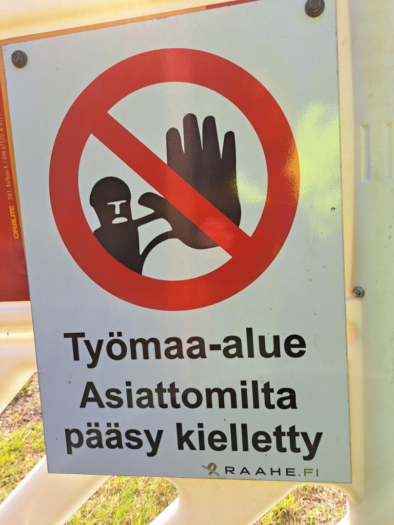 Muutaman viikon puisto on remontissa. Kuva Tita Haapajoki. Työmaakyltti.