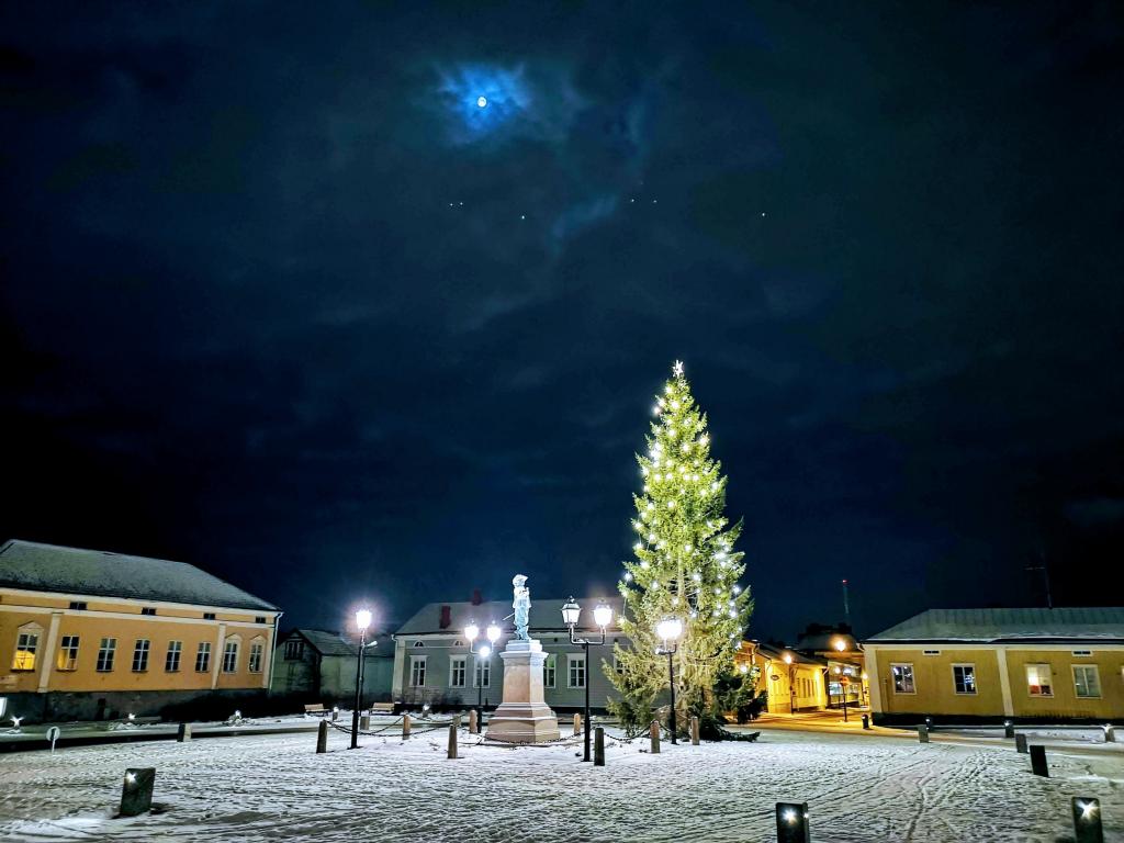 Kuva: Raahen kaupunki. Pekkatori talvella, kuutamon loisteessa.
