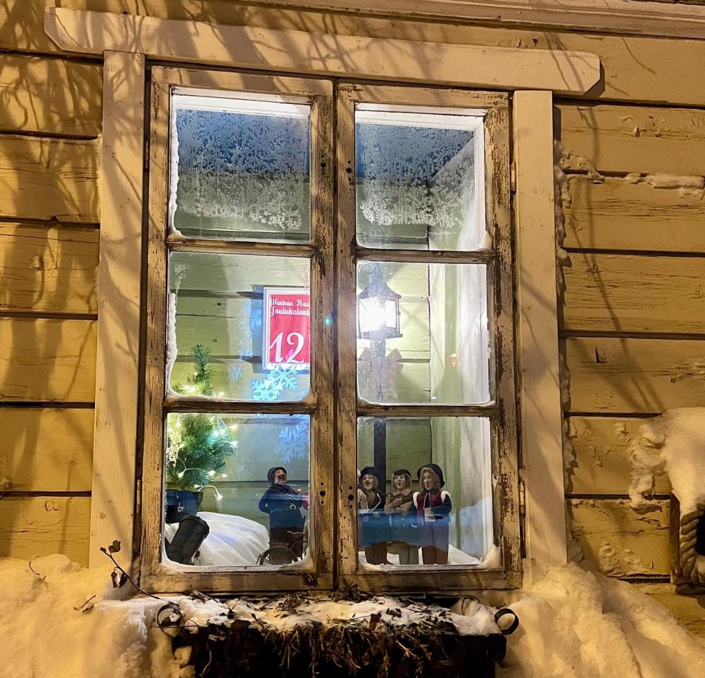 Koristeltu jouluikkuna.