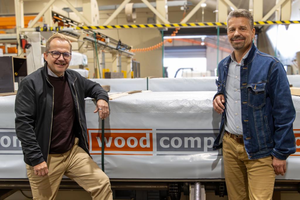Woodcompin toimitusjohtaja Marko Paloniemi (vas.) ja Raahen kaupungin yrityspalvelupäällikkö Harri Tuomikoski sanovat isojen rakentamisen investointien tuovan paljon hyvää kuntalaisten arkeen. Kuva: Tiia Brinck. Marko Paloniemi ja Harri Tuomikoski.