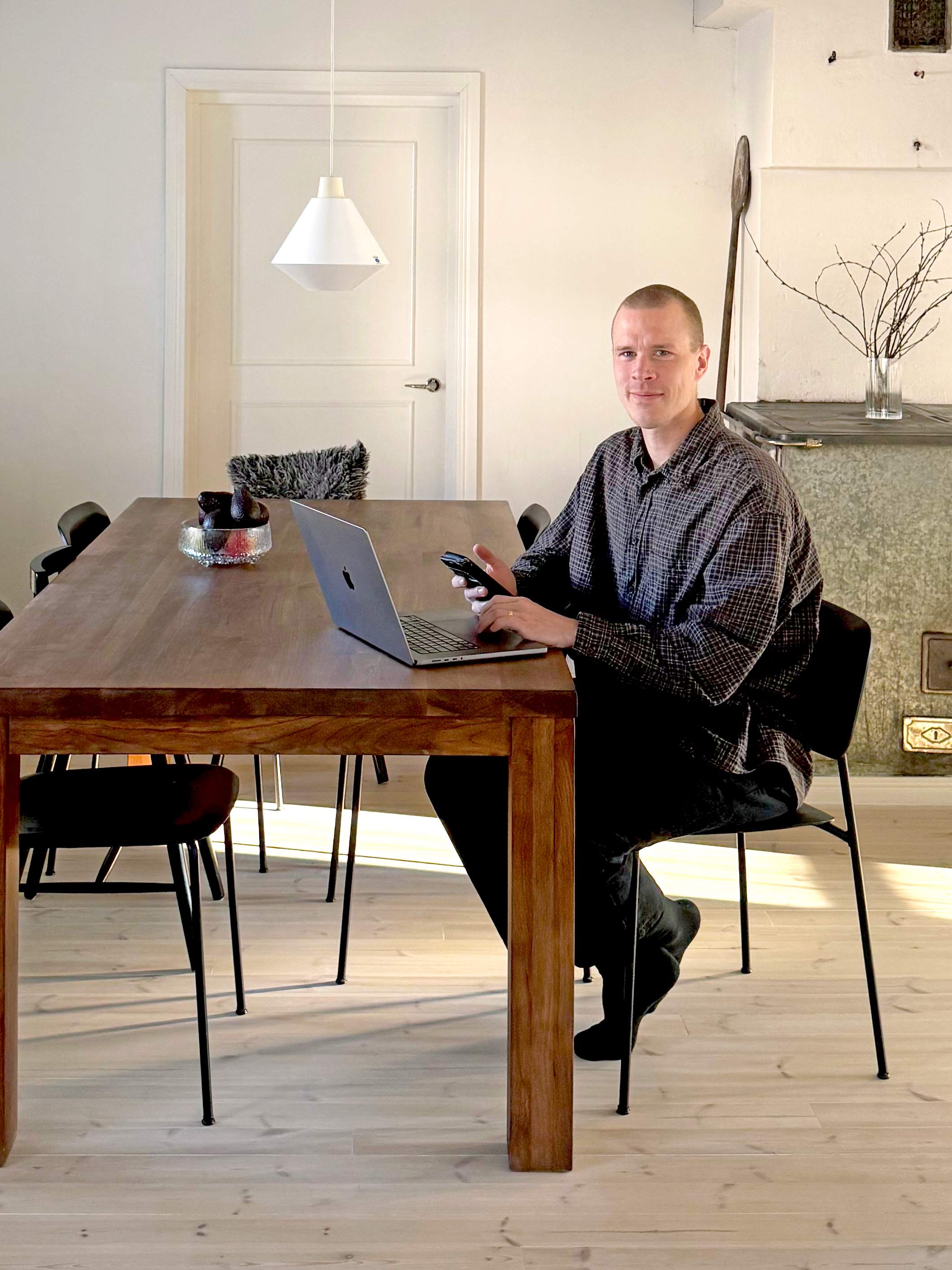 Janne Lehto tekemässä etätöitä kotonaan.