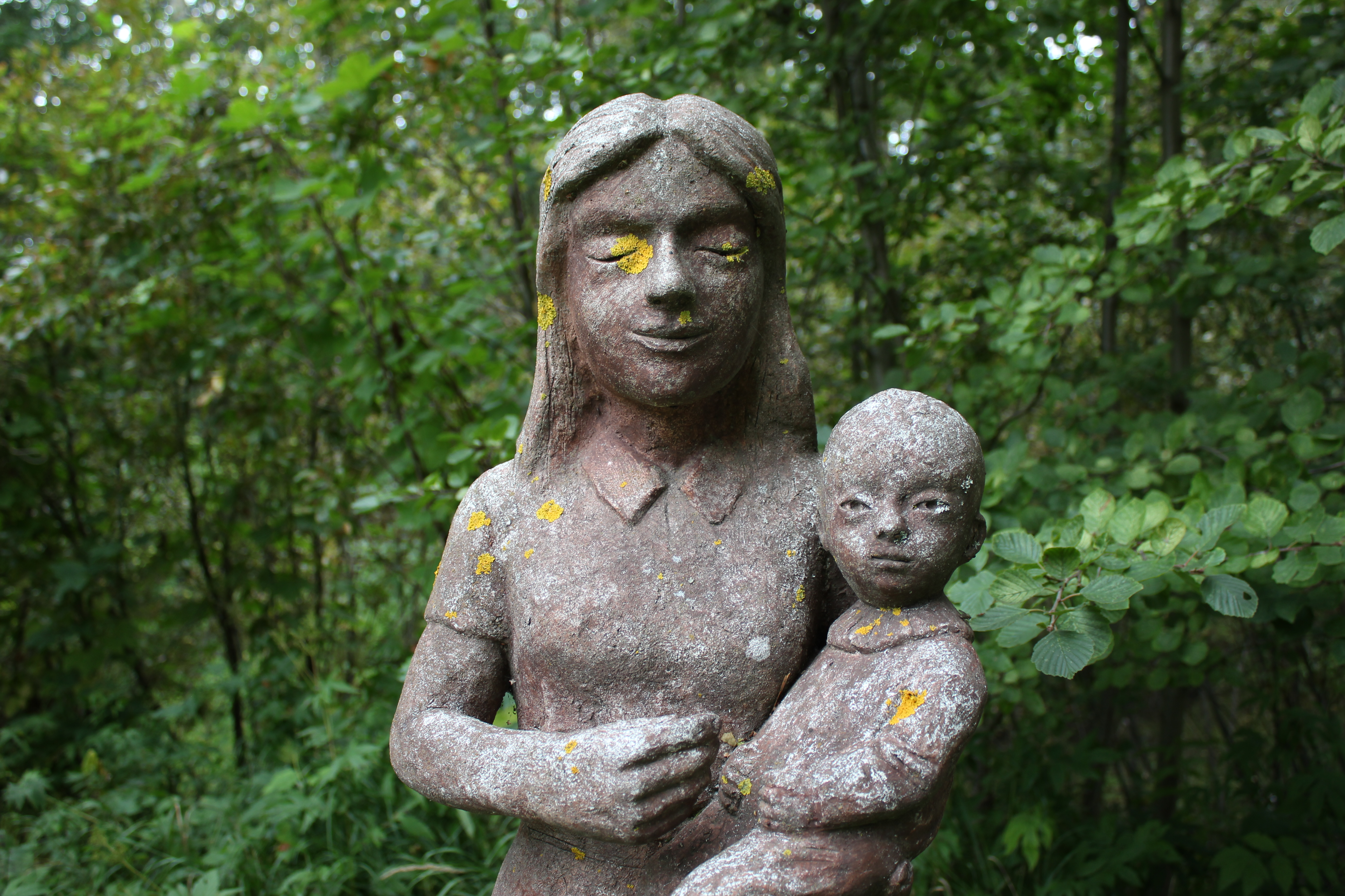 The sculpture of mother and child at Matti Lepistö Sculpture Park in Pattijoki