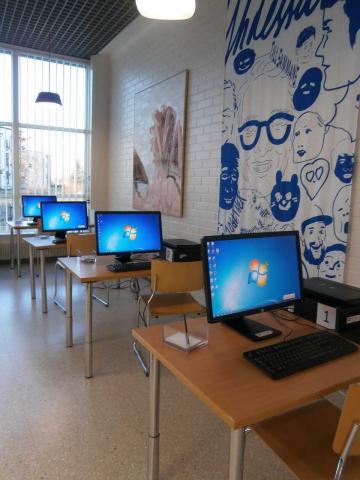 Tietokoneita peräkkäin seinän vierssä.