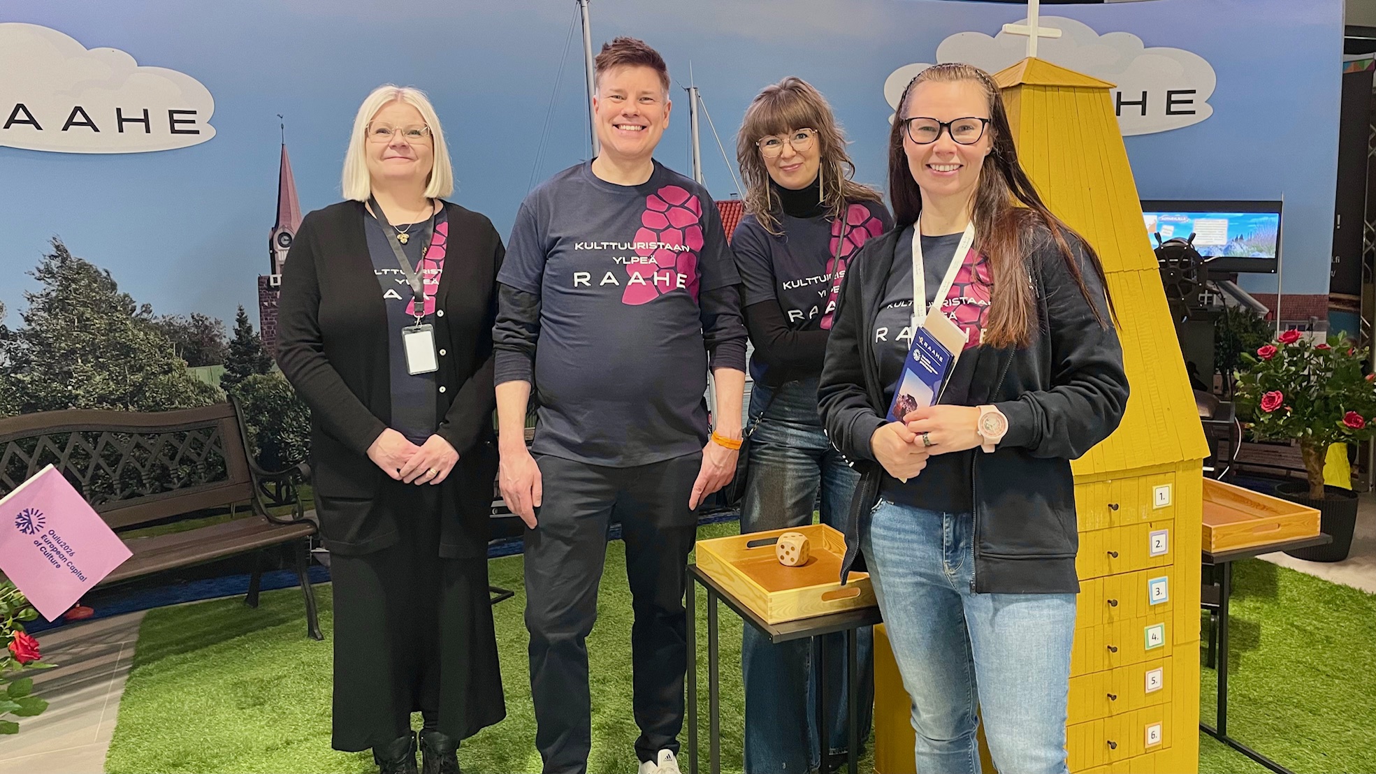 Raahen kaupungin henkilökuntaa esittelemässä Raahen kulttuuritarjontaa Kauppakortteli Pekurissa Raahen osastolla Oulu2026-avajaisissa Oulussa.