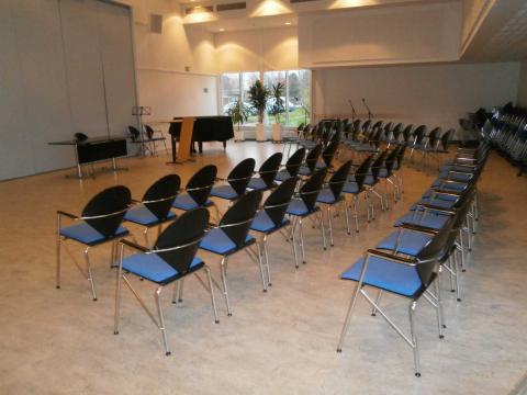 Kolme tuoliriviä salissa.