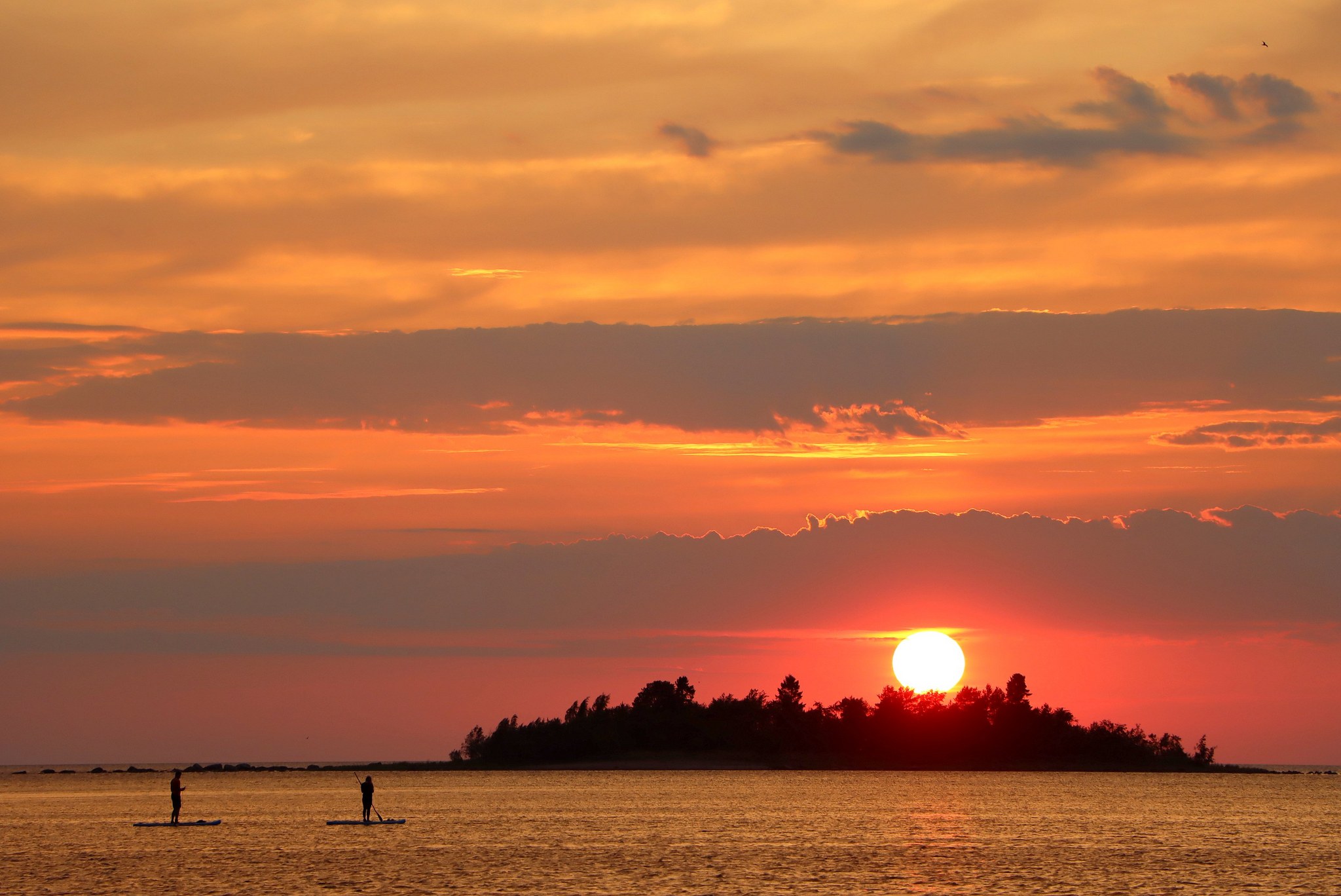 Suppailijat tunnelmallisessa auringonlaskussa Raahen edustalla.