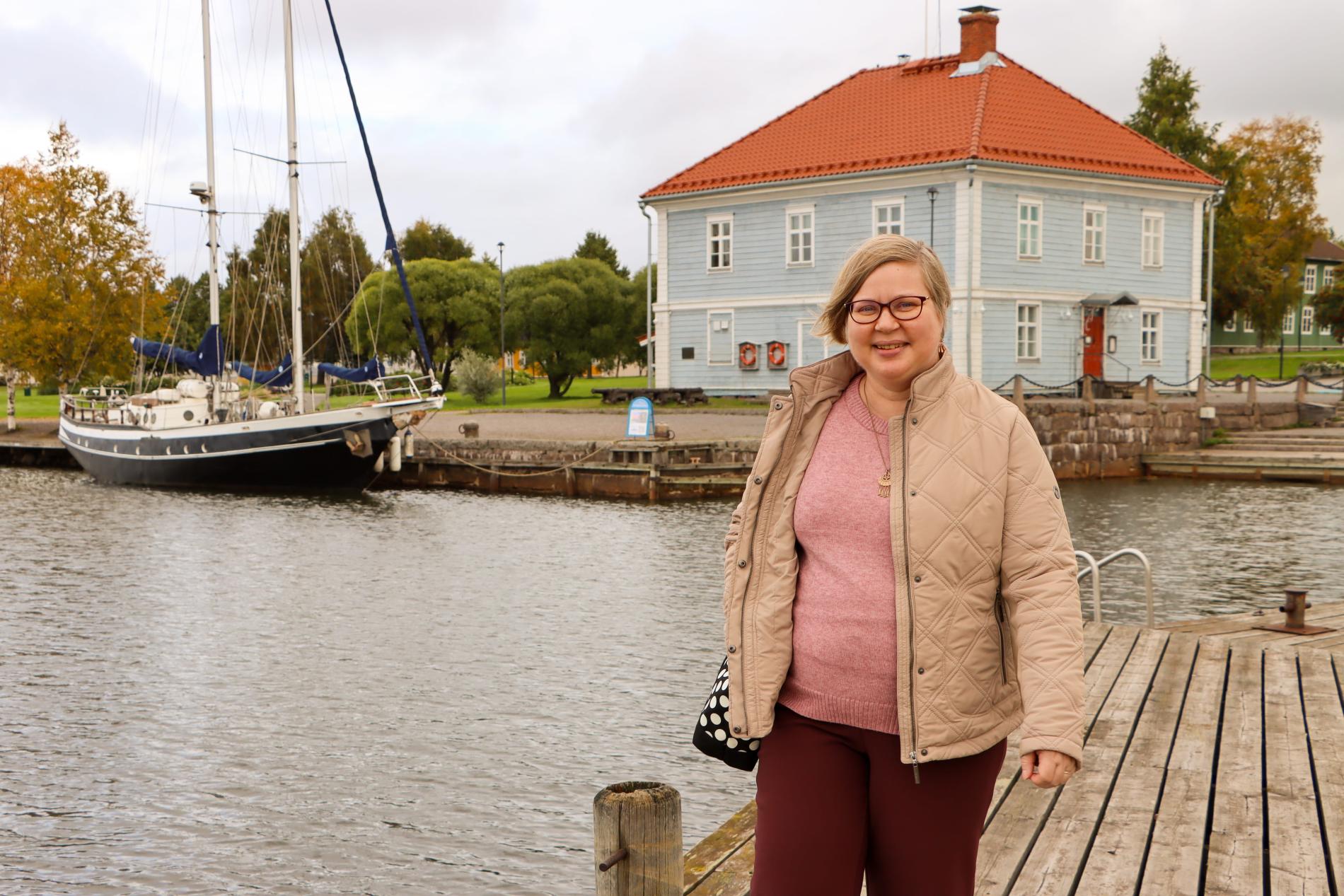 Terhi Mustakangas kuvattuna Raahen museonrannssa.