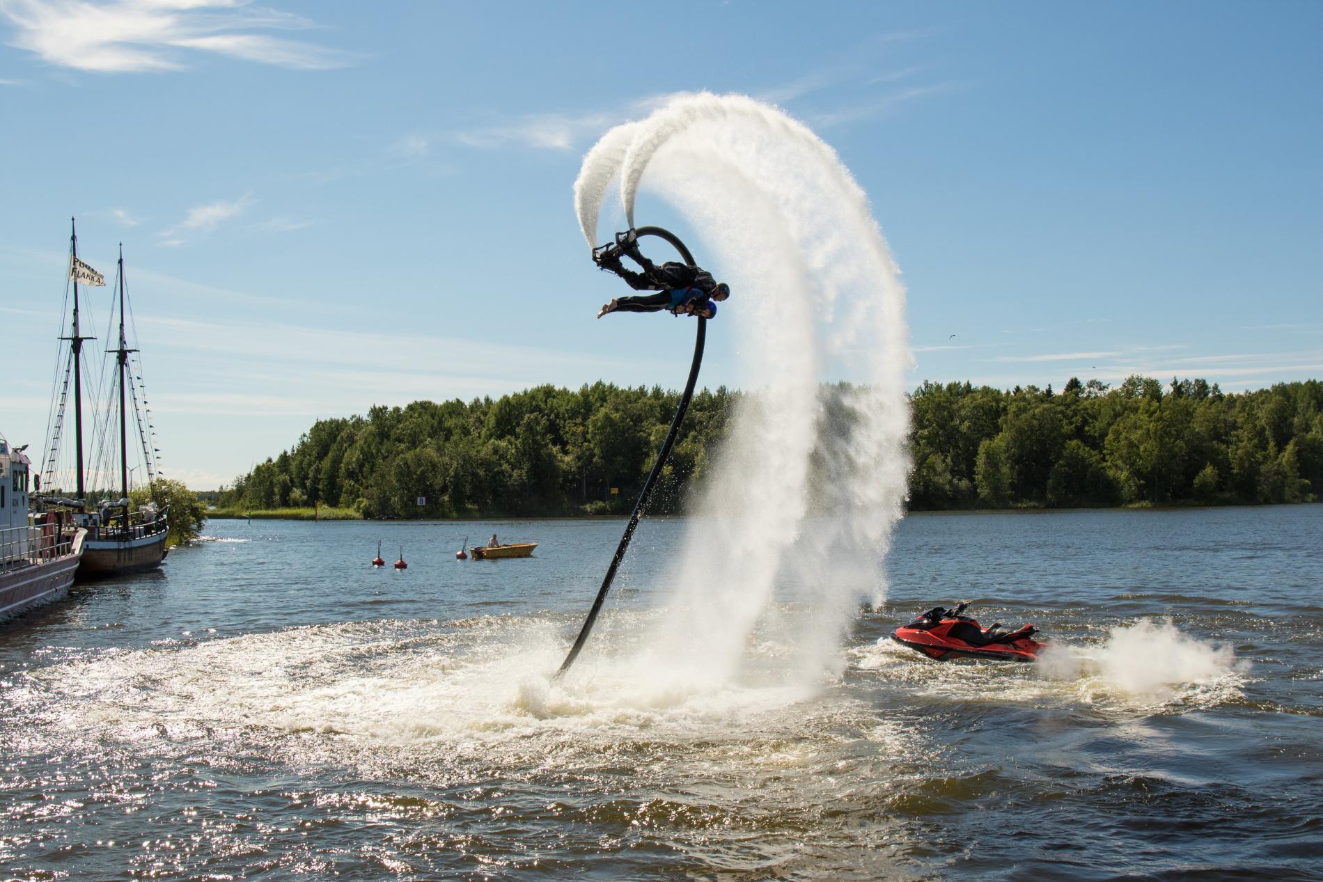 Flyboard-näytös Raahen Meripäivillä.
