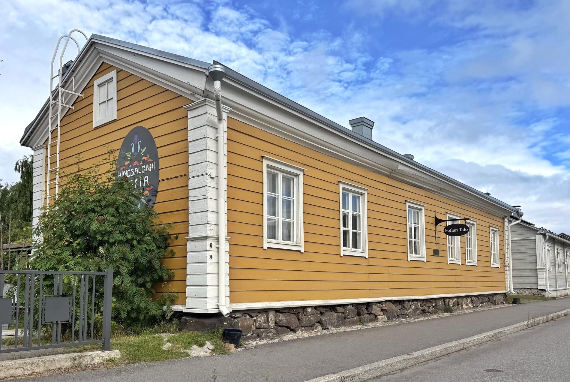 Kinosalonki Sofian rakennus kuvattuna Reiponkadulta.
